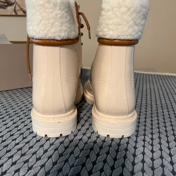 NEW Kenneth Cole REACTION size 8 Medium width Rain Lace Up Boot White in box - Picture 7 of 14